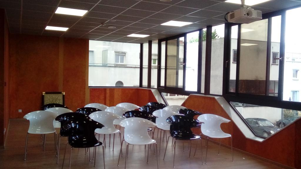 Le Grand Hotel Maubeuge Bagian luar foto