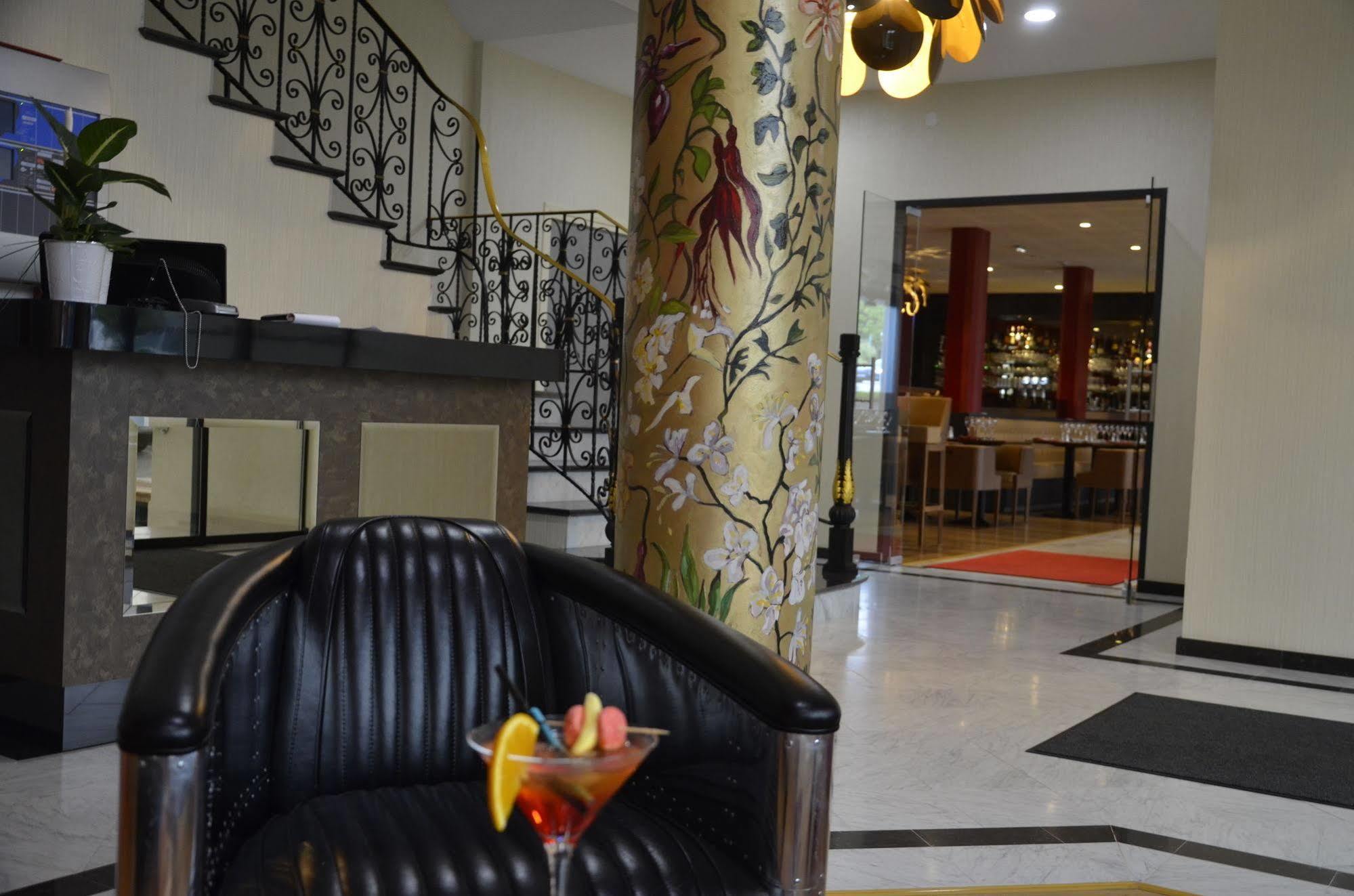 Le Grand Hotel Maubeuge Bagian luar foto