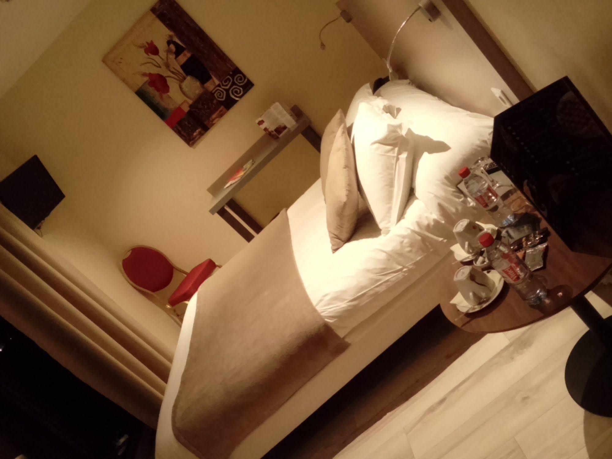 Le Grand Hotel Maubeuge Bagian luar foto