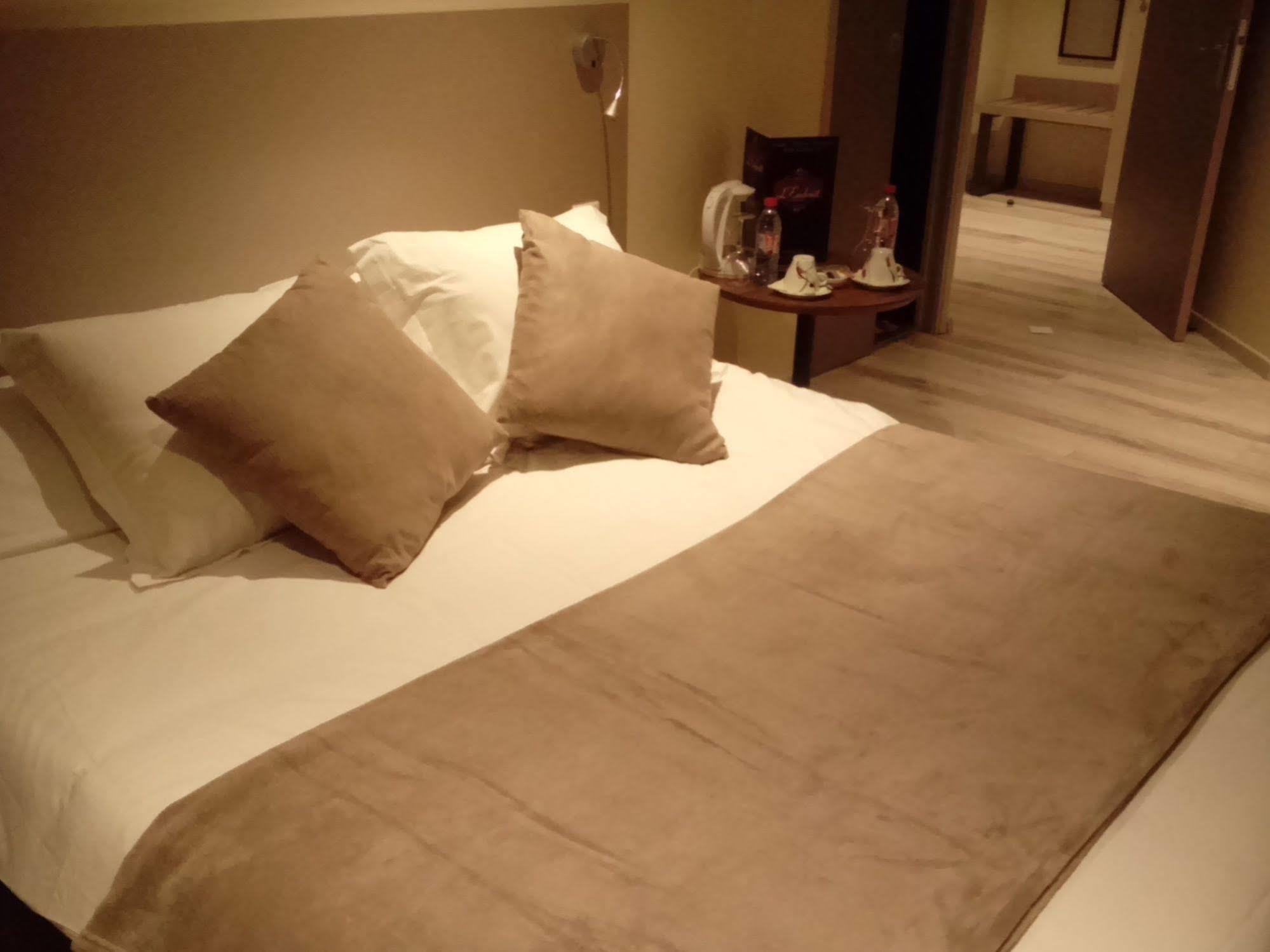 Le Grand Hotel Maubeuge Bagian luar foto
