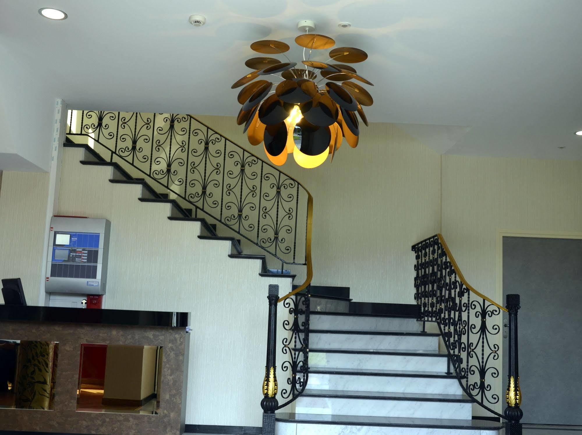 Le Grand Hotel Maubeuge Bagian luar foto