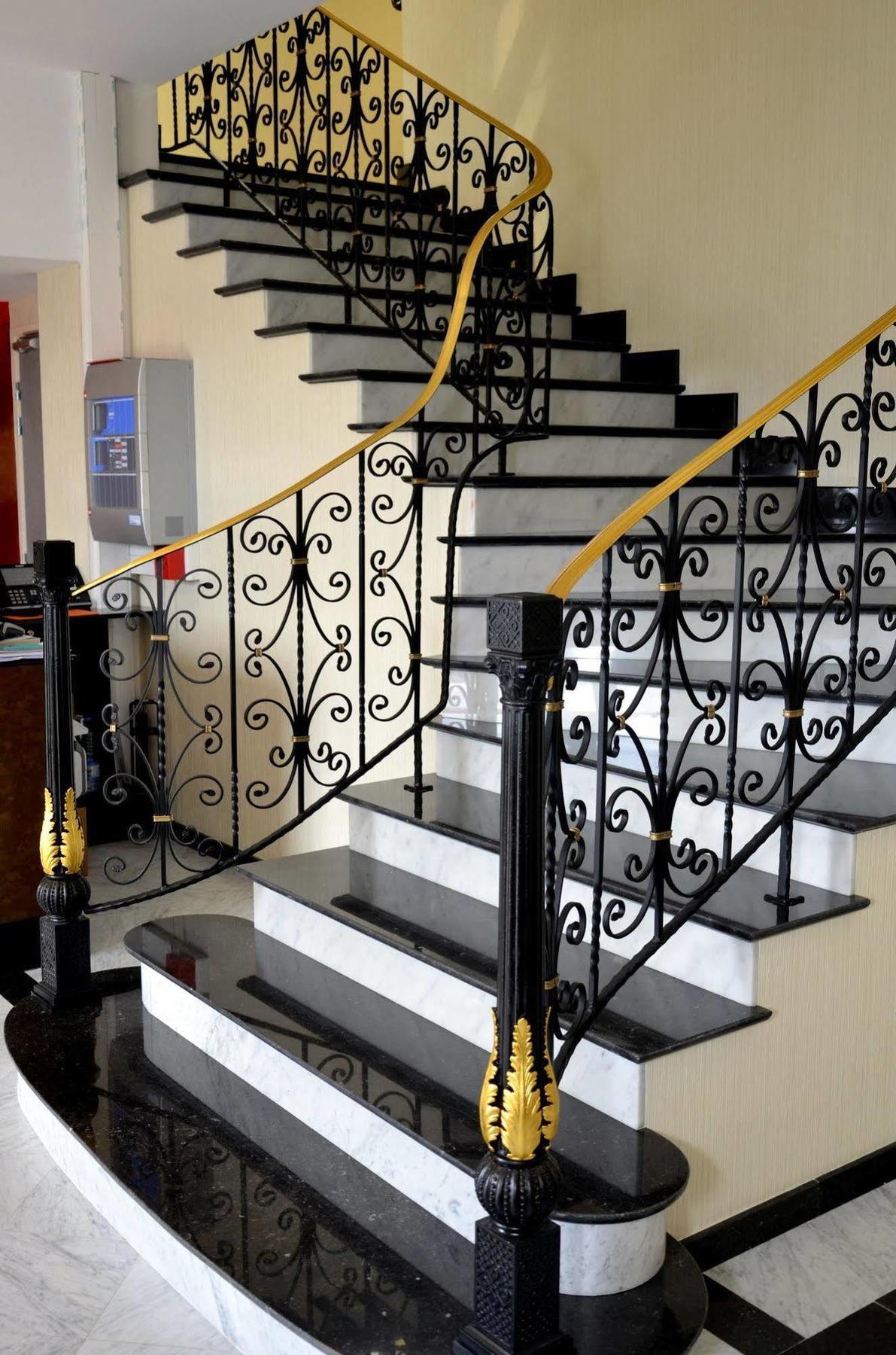 Le Grand Hotel Maubeuge Bagian luar foto